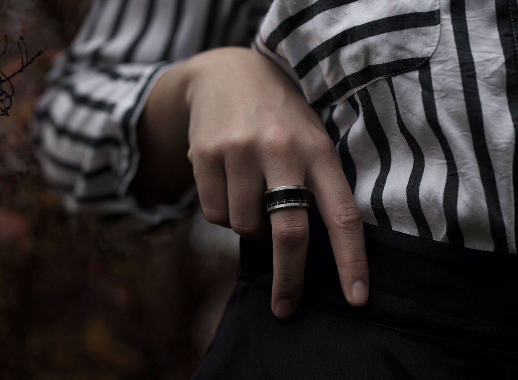 addon medium en aluminium anodisé noir - tartan, collection "Working Girls"