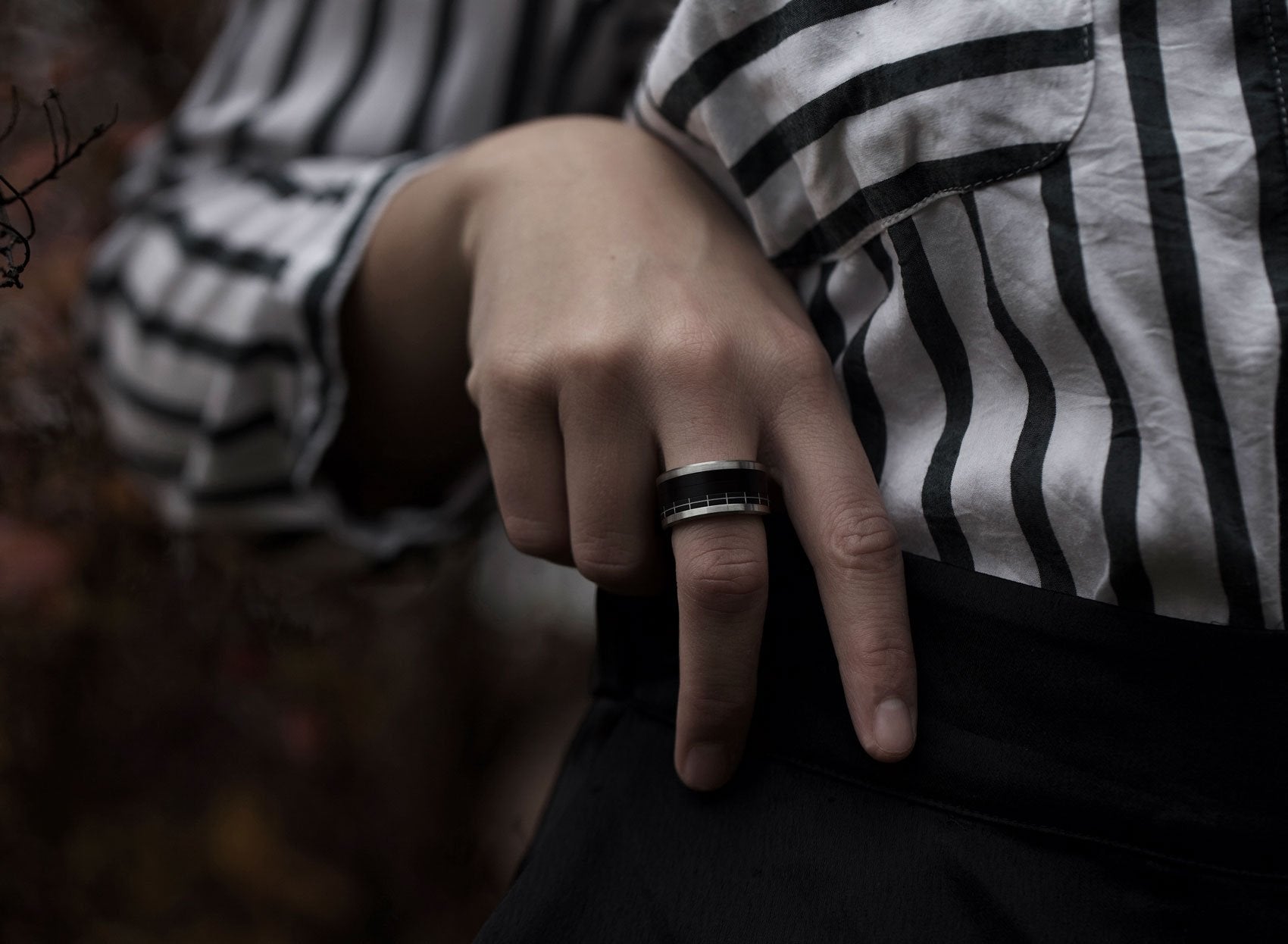 addon medium en aluminium anodisé noir - tartan, collection "Working Girls"